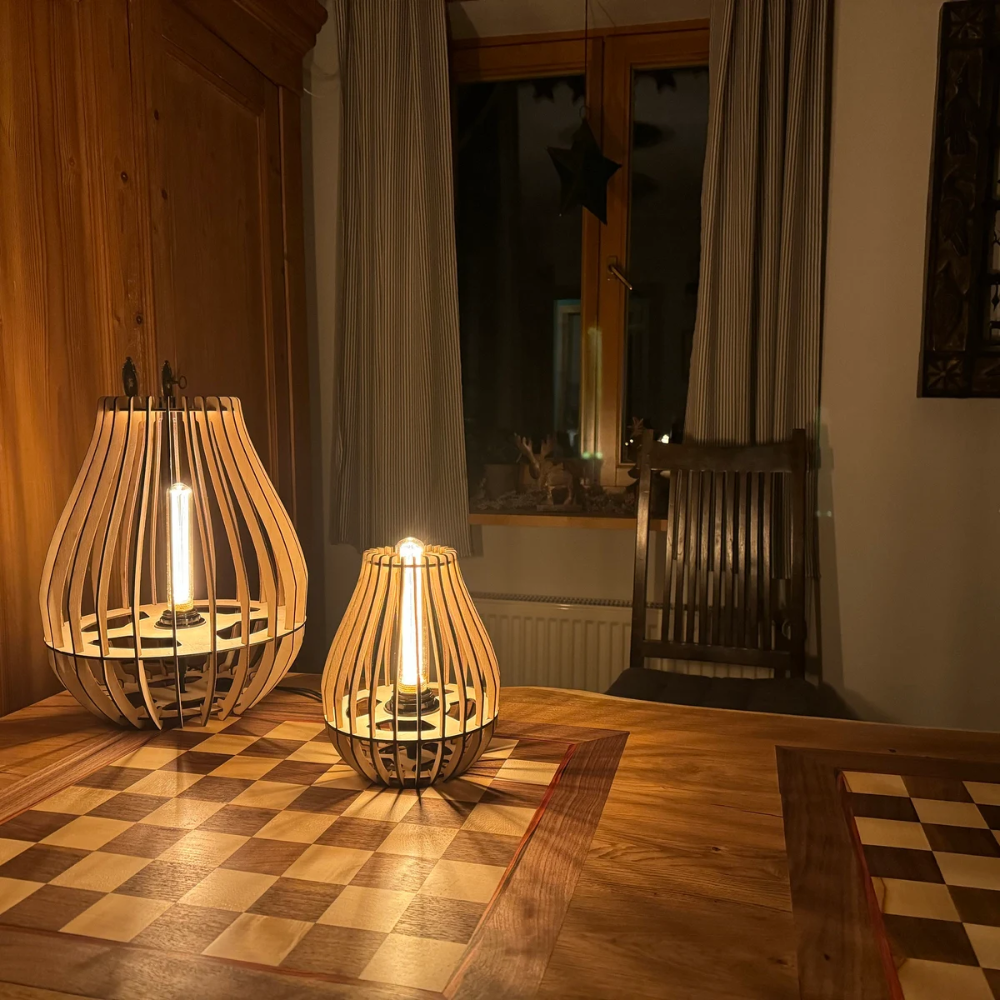 Lámpara de Mesa EcoFlare | Diseño Orgánico en Madera